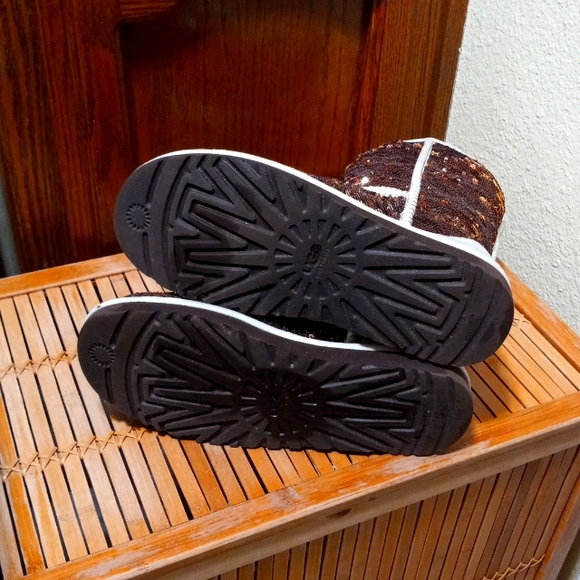 💛👢UGG Authentic Gold & Silver Sequined Boots With Cozy Fur Inside Size 8 - Picture 6 of 6